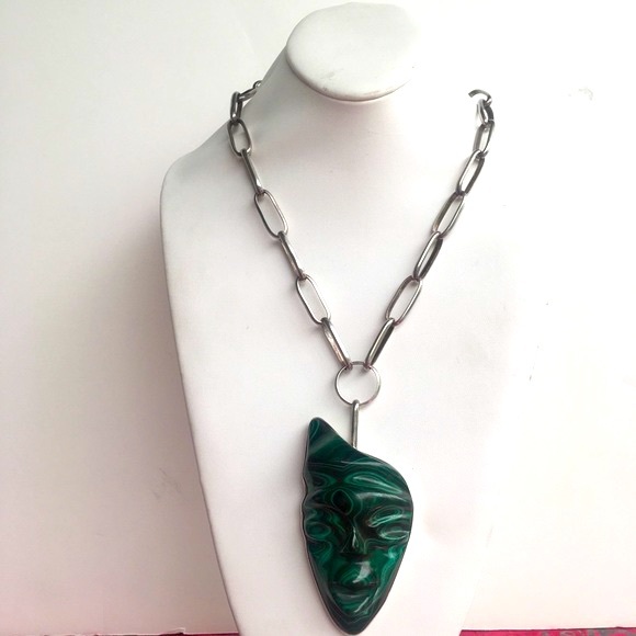 VNTG carved Malachite mask with 26" handmade chain - Picture 9 of 12